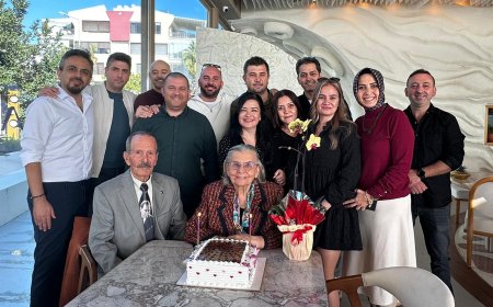 ANTALYA’da Atatürk İlkokulu’nun 28 yıl önceki mezunları bir araya gelip, sınıf öğretmenlerine sürpriz yaptı.