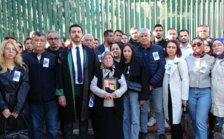 Antalya'da Paramedik Cinayeti Davası Başladı: Gözü Yaşlı Anne Oğlunun Formasıyla Geldi