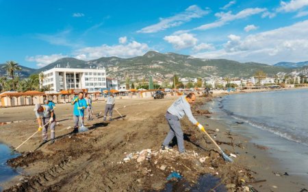 Fırtına Sonrası Seferberlik: Alanya'da Kıyıya Vuran Atıklar ve Çamurlar Toplanıyor
