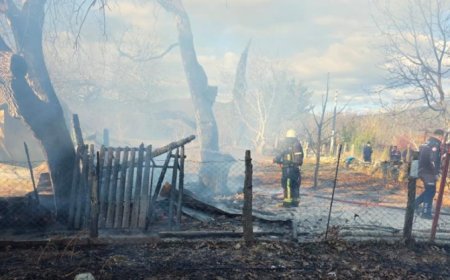 Korkuteli'ne bağlı Çomaklı Mahallesi'nde bir evde çıkan yangın, itfaiye ekipleri tarafından söndürüldü.