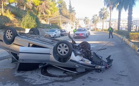 Otomobil Hurdaya Döndü: Manavgat'ta Aydınlatma Direğine Çarpan Araç Devrildi