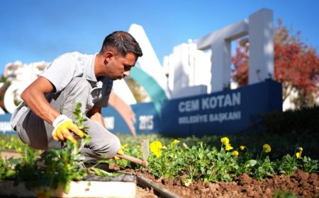 KONYAALTI’NDA MEVSİMLİK ÇİÇEK EKİMİ DEVAM EDİYOR