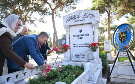 VEFATININ 49'uncu yıl dönümünde Dr. Burhanettin Onat, kabri başında düzenlenen törenle anıldı.