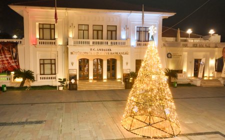 Antalya 2026’ya Işıl Işıl Giriyor: Büyükşehir’den Yeni Yıl Süslemesi