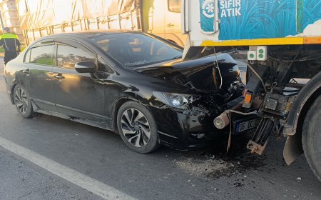 Antalya'nın Manavgat ilçesinde  yol süpürme aracına otomobil arkadan çarptı
