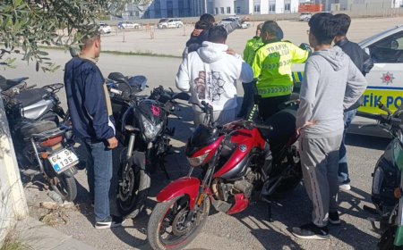 Manavgat’ta Küçük Azra’ya Çarpan Motosikletli Kaçamadı: 100 Metre Sonra Yakalandı!