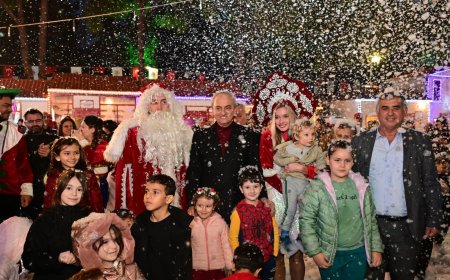 Antalya’ya Kar Sürprizi: Dokumapark’ta Yeni Yıl Coşkusu Yapay Kar Altında Başladı!