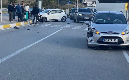 Manavgat’ta İki Otomobil Çarpıştı: Bir Sürücü Yaralandı