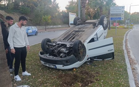 Manavgat’ta Korkutan Kaza: Otomobil Refüje Çarptı, Ters Döndü!