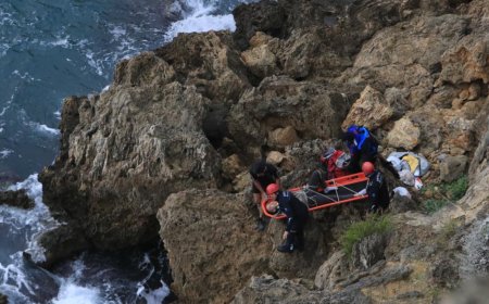 Antalya Falezlerinde Can Pazarı: Balık Tutmak İsterken Kayalıklardan Yuvarlandı!
