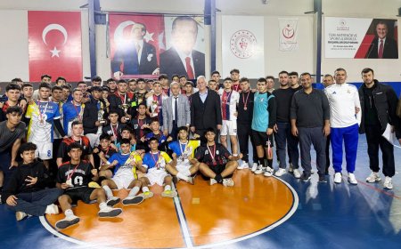 Serik Okul Sporlarında Kupa Heyecanı: Genç Futsalcılar Madalyalarına Kavuştu