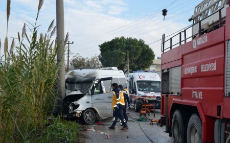 Serik’te Minibüs Elektrik Direğine Çarptı: İtfaiyeden Yarım Saatlik Kurtarma Mesaisi