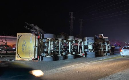 Antalya’nın Serik ilçesinde dorsesi EDS sisteminin bulunduğu direğe çarpan tır devrildi.