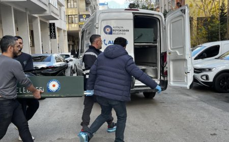 Muratpaşa'da Sır Ölüm: Yaşlı Kadın Oturma Odasında Ölü Bulundu.