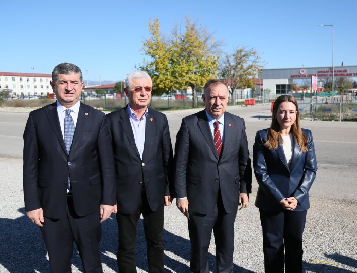 CHP Heyeti Döşemealtı Cezaevi Önünde İsyan Etti