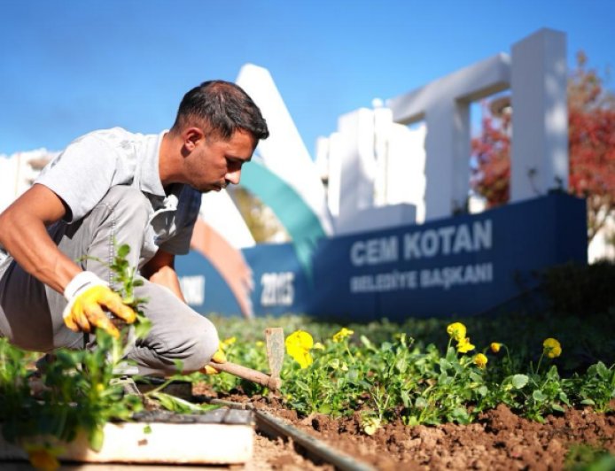 KONYAALTI’NDA MEVSİMLİK ÇİÇEK EKİMİ DEVAM EDİYOR