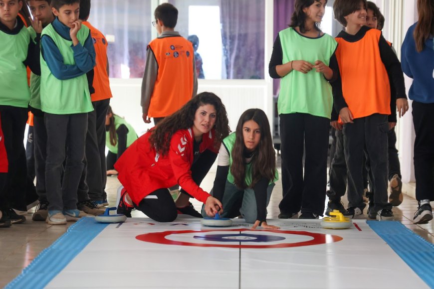 Antalyalı Kız Çocukları Floor Curling ile Tanıştı: İlk Atışlar Büyük Heyecan Yarattı!