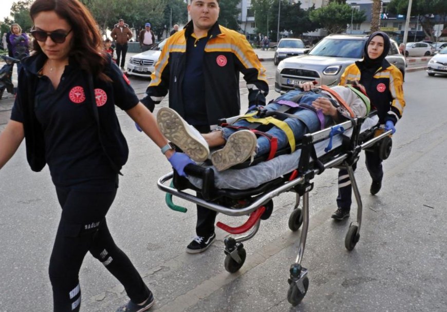 Antalya'da Korkunç Kaza: Taksiyle Çarpışan Motosiklet Sürücüsü ve Yolcusu Yaralandı