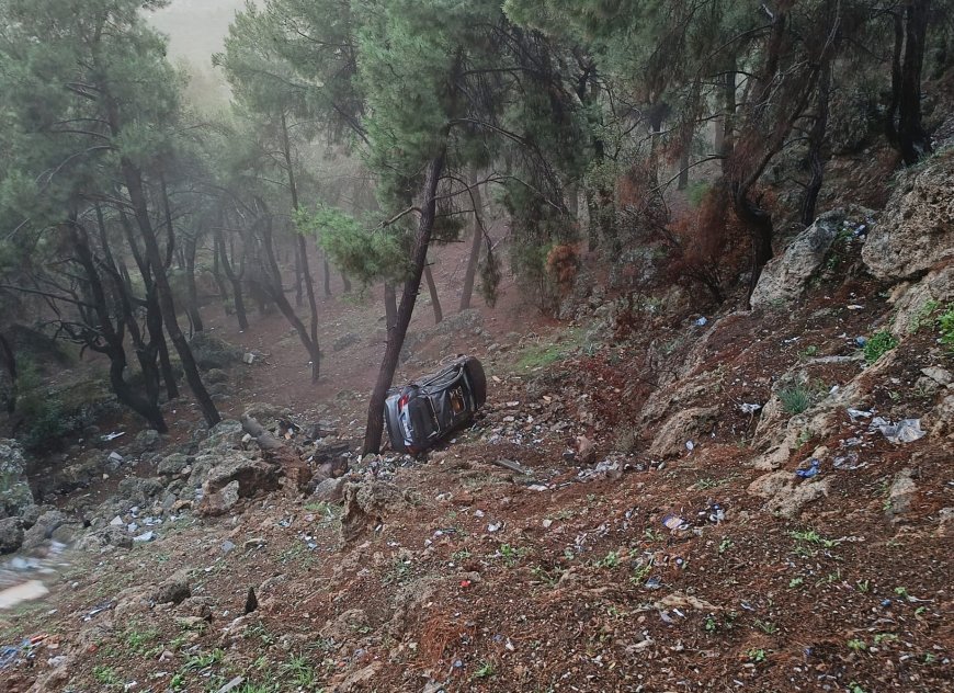 ANTALYA’nın Kepez ilçesinde otomobiliyle uçuruma yuvarlanan sürücü, AFAD ve itfaiye ekiplerince kurtarıldı.