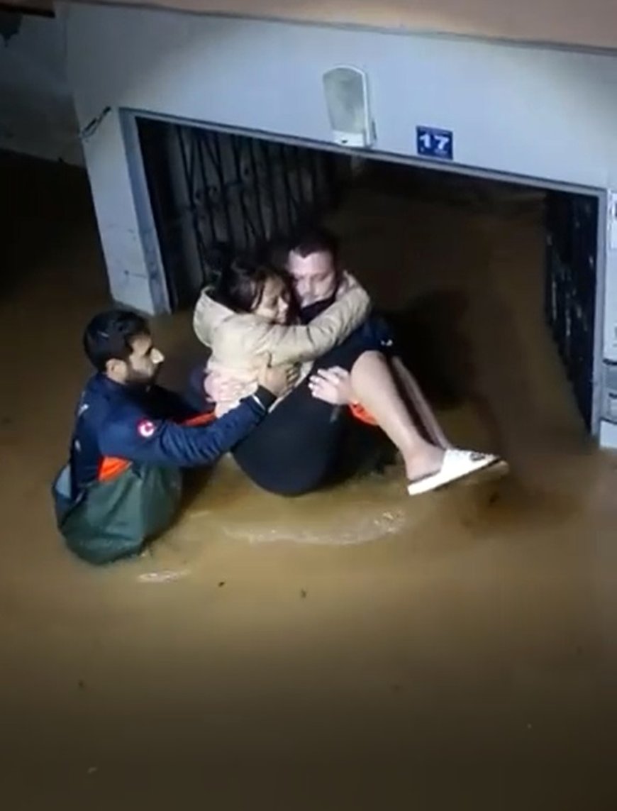 Alanya'da Sağanak Paniği: Evinde Mahsur Kalan Yabancı Kadını AFAD ve İHH Kurtardı