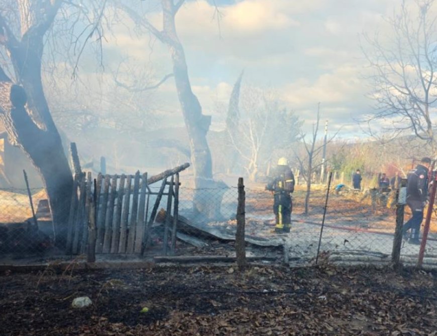 Korkuteli'ne bağlı Çomaklı Mahallesi'nde bir evde çıkan yangın, itfaiye ekipleri tarafından söndürüldü.