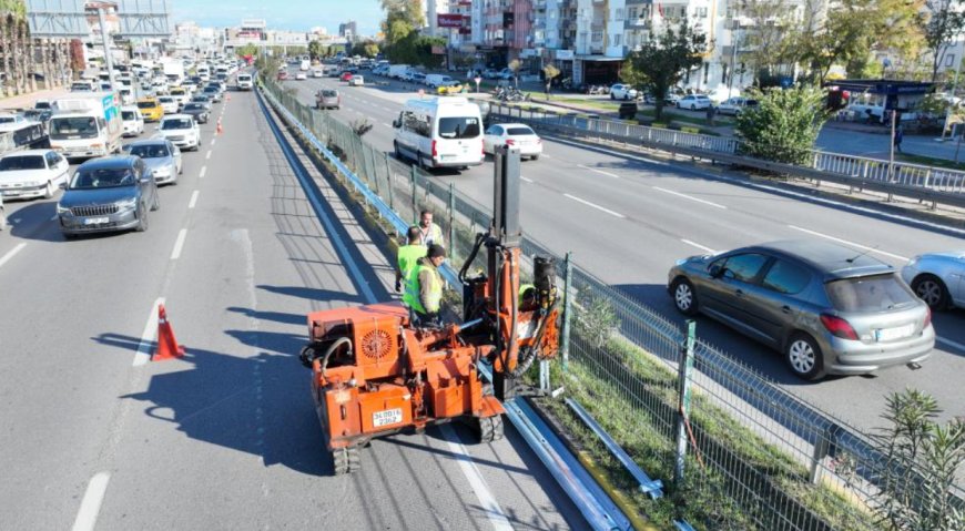 Antalya Büyükşehir'den Gazi Bulvarı'nda Kritik Güvenlik Hamlesi: 13 Bin Metre Otokorkuluk Yapılıyor
