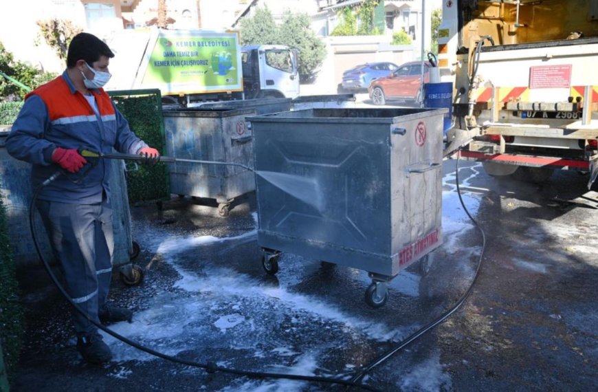 Kemer’de Hijyen Seferberliği: 3 Bin 200 Konteyner Sıcak ve İlaçlı Suyla Yıkanıyor