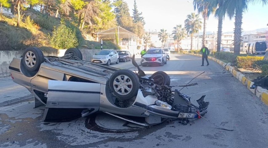 Otomobil Hurdaya Döndü: Manavgat'ta Aydınlatma Direğine Çarpan Araç Devrildi