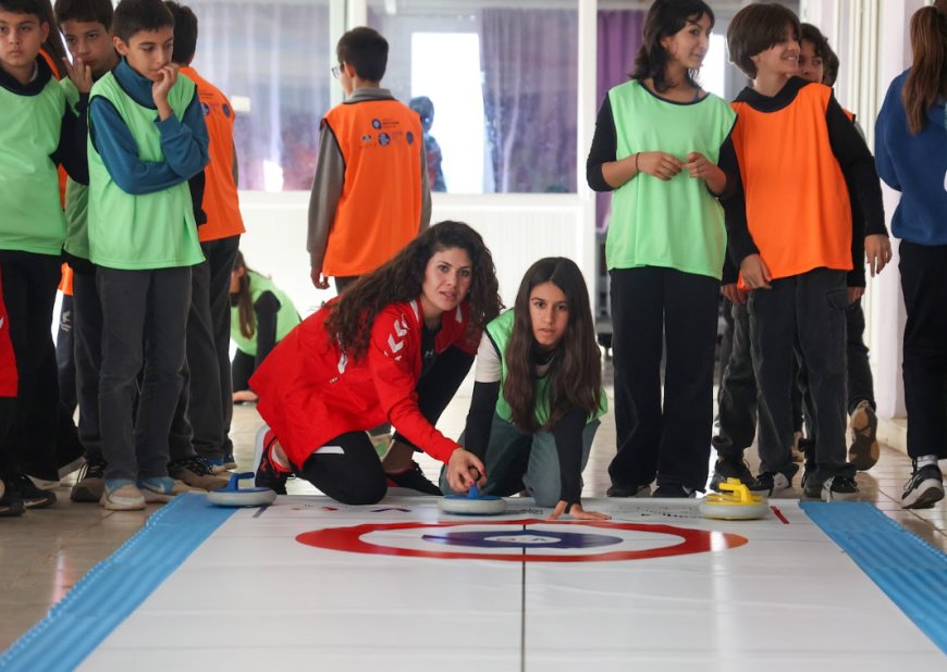 Antalyalı Kız Çocukları Floor Curling ile Tanıştı: İlk Atışlar Büyük Heyecan Yarattı!