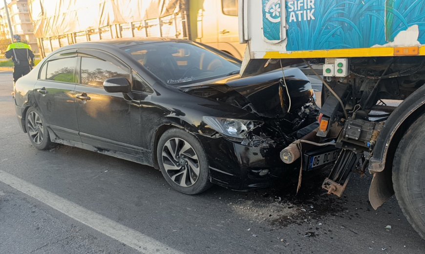 Antalya'nın Manavgat ilçesinde  yol süpürme aracına otomobil arkadan çarptı