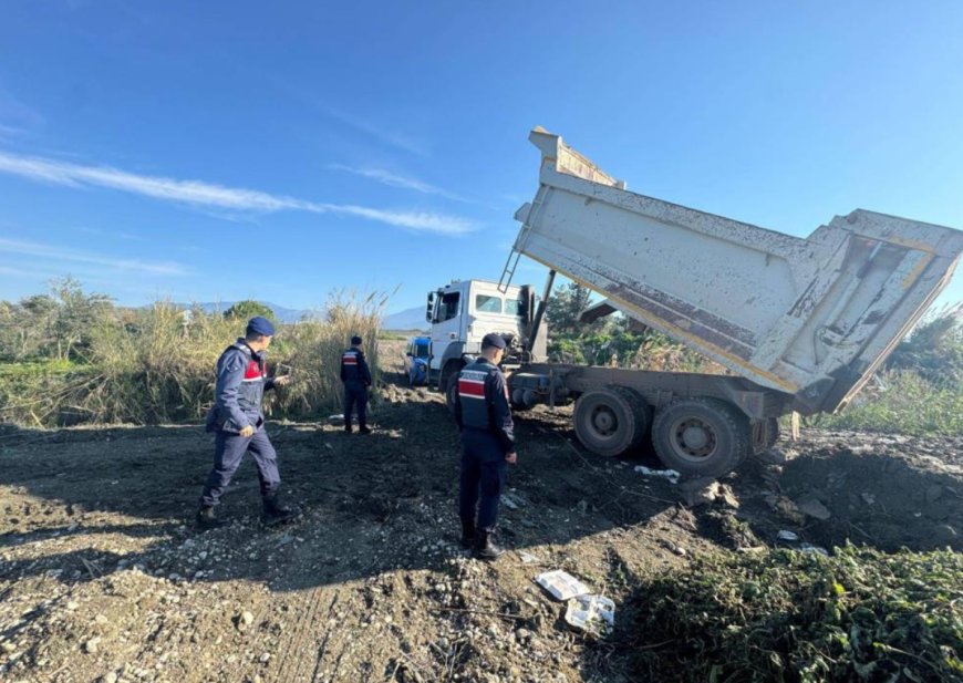 Jandarma Doğayı Korumaya Devam Ediyor: Çay Kenarından Kum Alanlara Baskın