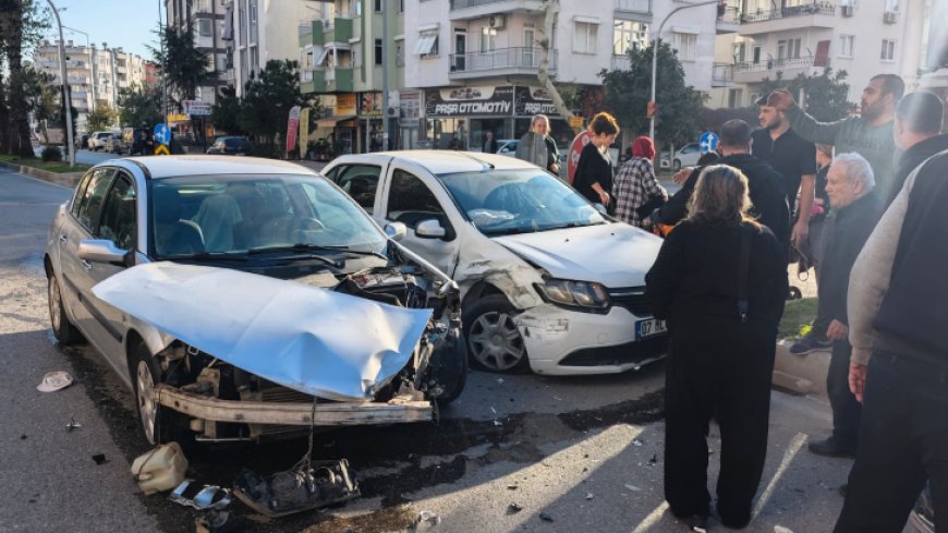 Turgut Reis Caddesi’nde Trafik Kazası: Şans Eseri Yaralanan Olmadı