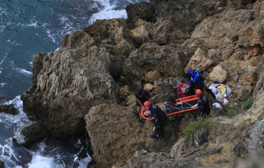 Antalya Falezlerinde Can Pazarı: Balık Tutmak İsterken Kayalıklardan Yuvarlandı!