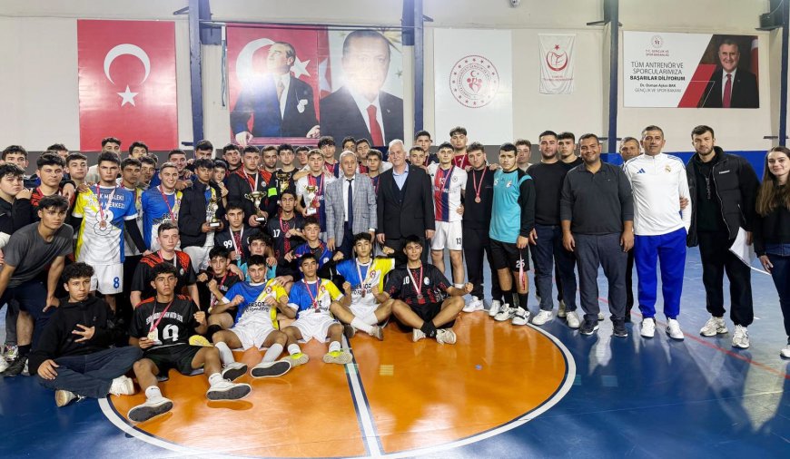 Serik Okul Sporlarında Kupa Heyecanı: Genç Futsalcılar Madalyalarına Kavuştu