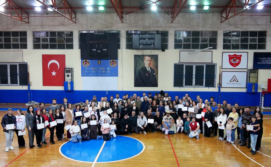 Alanya’da Zeybek Rüzgarı: 300 Kursiyer Sertifikasına Kavuştu!