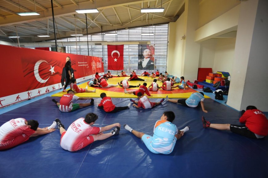 Kepez’in Sultanları Minderde Rakip Tanımıyor: Minik Kızlar Türkiye Şampiyonu!