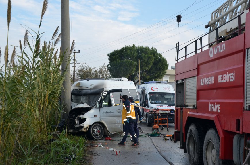 Serik’te Minibüs Elektrik Direğine Çarptı: İtfaiyeden Yarım Saatlik Kurtarma Mesaisi