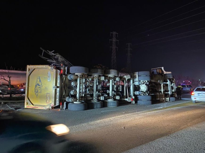 Antalya’nın Serik ilçesinde dorsesi EDS sisteminin bulunduğu direğe çarpan tır devrildi.