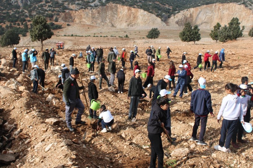 Korkuteli'de 3 Bin Fidan Toprakla Buluştu: Geleceğe Nefes Olacaklar!