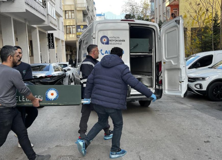 Muratpaşa'da Sır Ölüm: Yaşlı Kadın Oturma Odasında Ölü Bulundu.