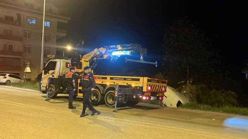 Antalya'nın Alanya ilçesinde hafif ticari kamyonetin şarampole yuvarlanması sonucu 1 kişi yaralandı.