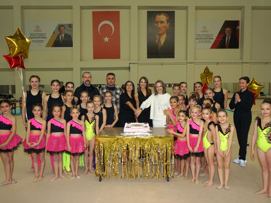 Antalyasporlu Cimnastikçilerden Görsel Şölen: 2025’e Veda Ettiler