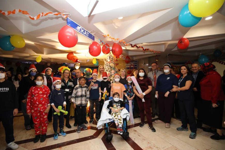 Akdeniz Üniversitesi’nde Yeni Yıl Buluşması: Rektör Özkan’dan Personel ve Çocuklara Moral