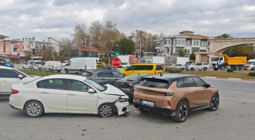 Manavgat'ta Zincirleme Kaza: 4 Araç Birbirine Girdi, 1 Yaralı