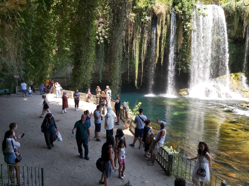 Antalya’nın Cazibe Merkezi: Düden Şelalesi Yılda Yaklaşık 1 Milyon Kişiyi Ağırladı