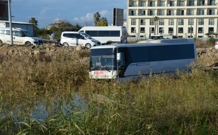 Serik'te Otobüs Kazası: Sürücüler Kazayı Yaralanmadan Atlattı