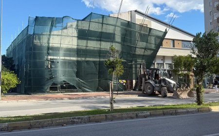 Muratpaşa’da Fırtına Alarmı: Tadilat İskelesi Az Kalsın Devriliyordu