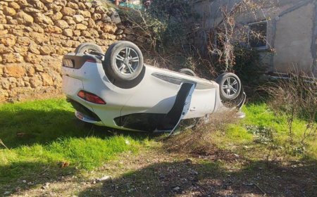 Kepez’de Otomobil Boş Araziye Yuvarlandı: 4 Yaralı