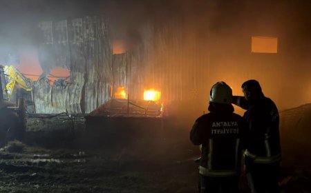 Alanya'da Alevler Geceyi Aydınlattı! Depo Yangınına 2 Saatlik Yoğun Müdahale