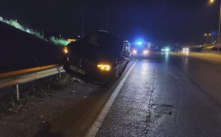 Manavgat'ta Film Sahnelerini Aratmayan Kaza: Lüks Cip Bariyerlerin Üzerinde Asılı Kaldı!